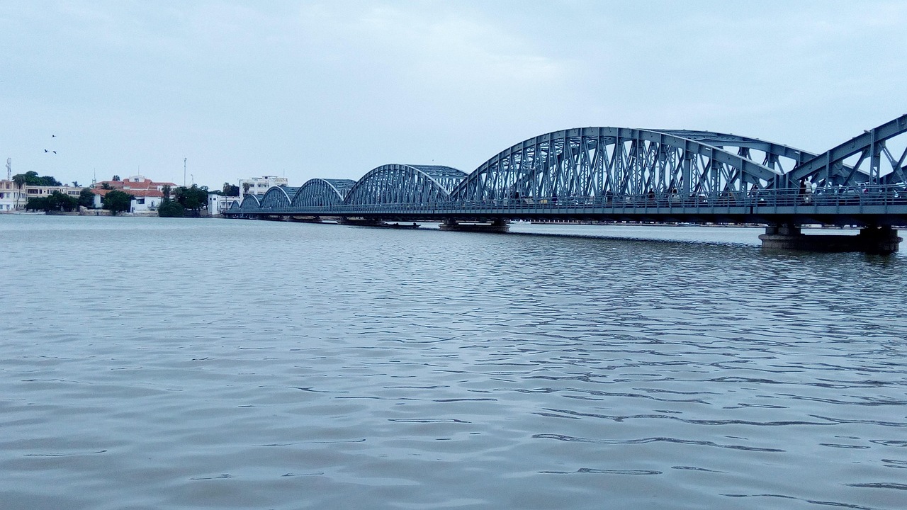Pont métallique franchissant le fleuve à Saint-Louis, au Sénégal, en illustration des infrastructures et des territoires